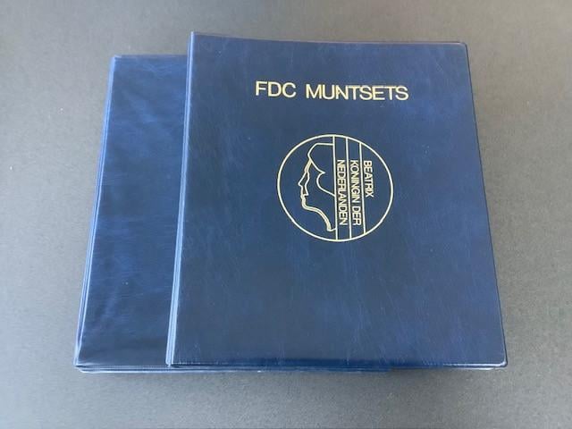 Doos met 5 Importa albums en bladen (gebruikt).