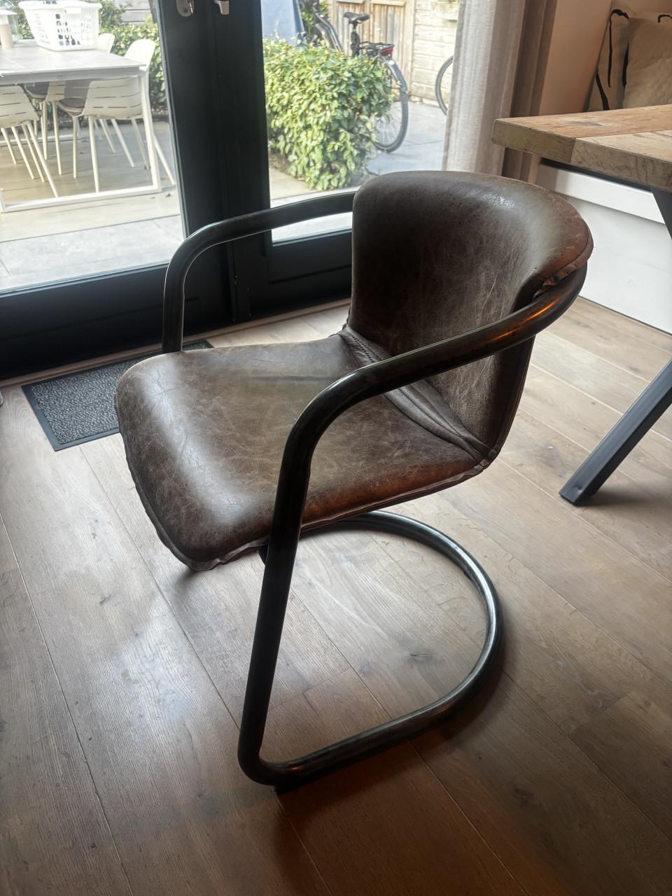 2 leren eetkamerstoelen