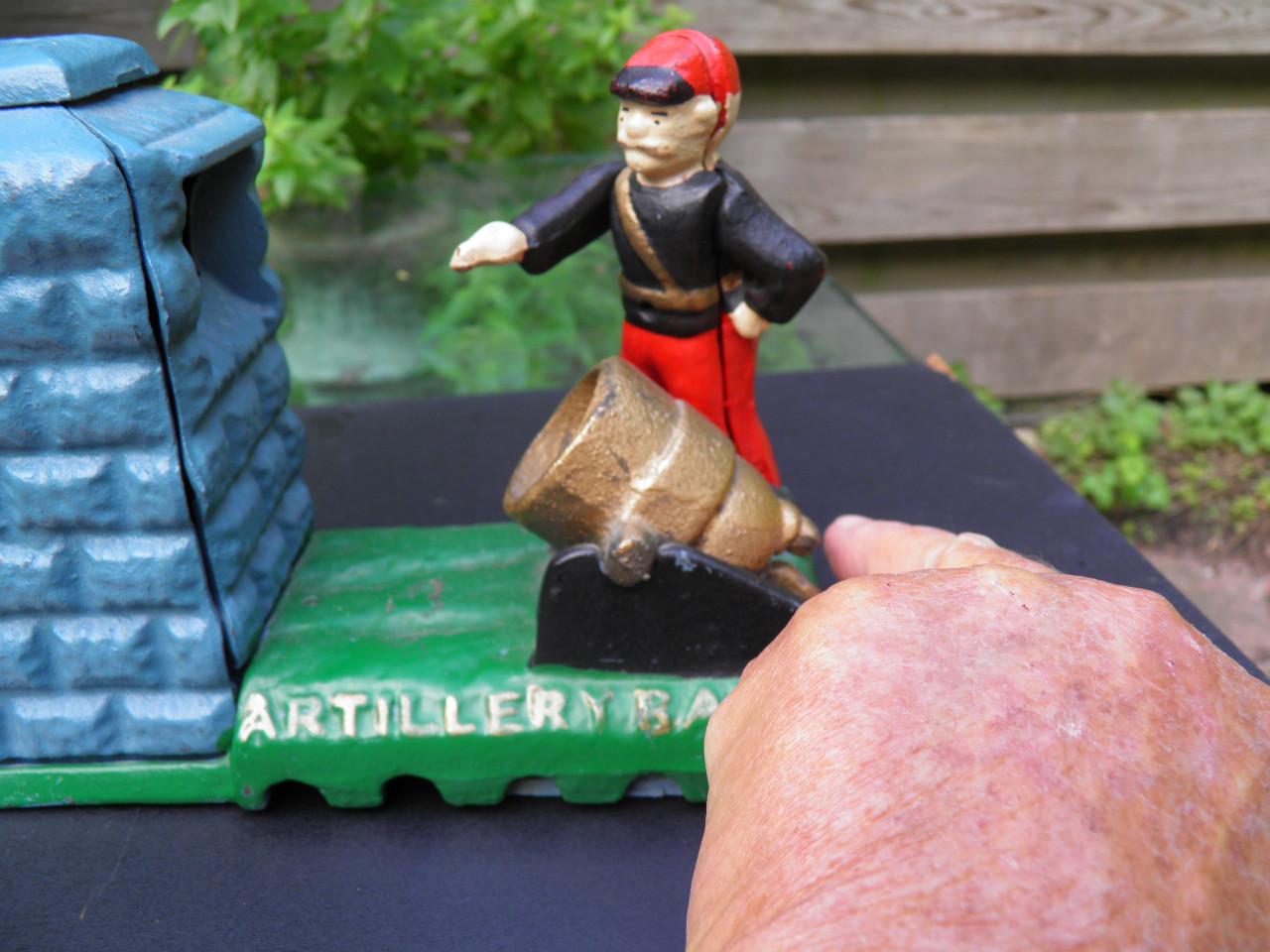 Antieke gietijzeren Artillery Bank spaarpot