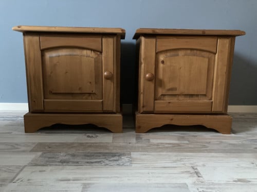 2 Grenen nachtkastjes