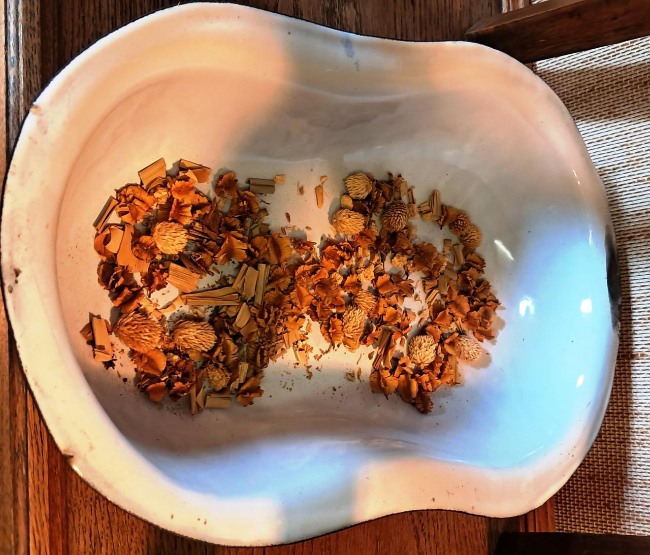 Bijzonder antiek bijzet tafeltje met een verstopt bidetje.