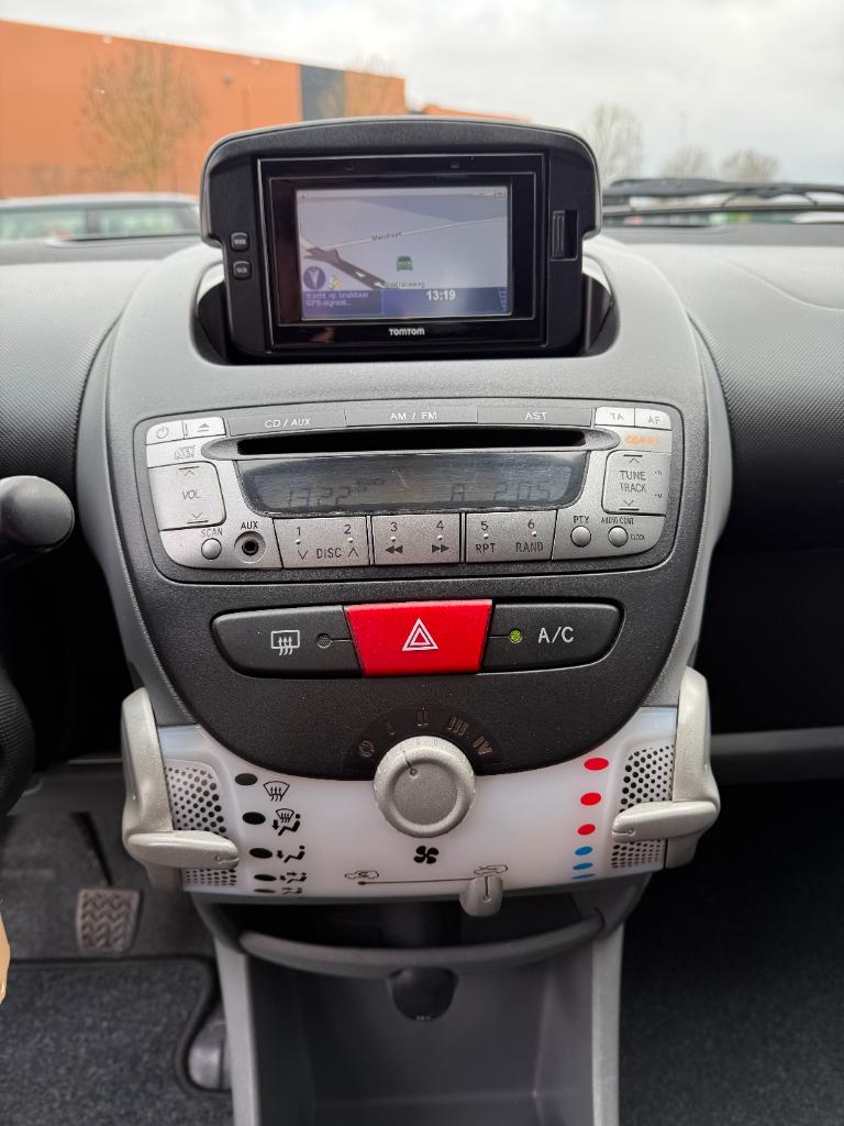 Toyota Aygo 1.0-12v aspiration green navigator