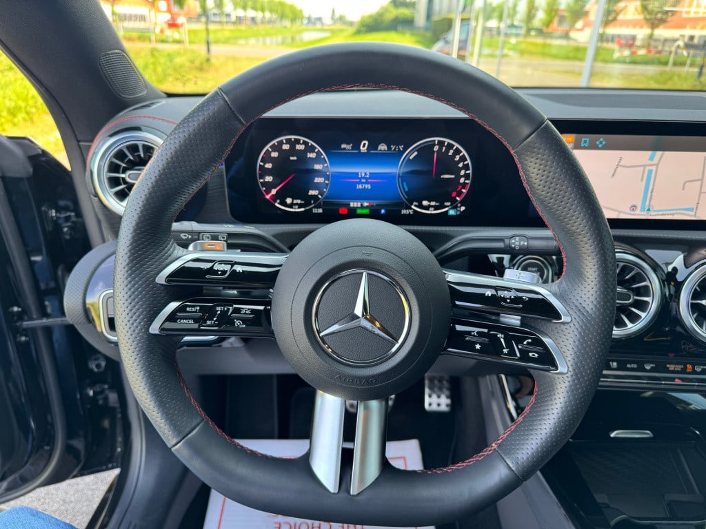 Mercedes-Benz Cla shooting brake 250 e amg line automat / panoramadak / 360