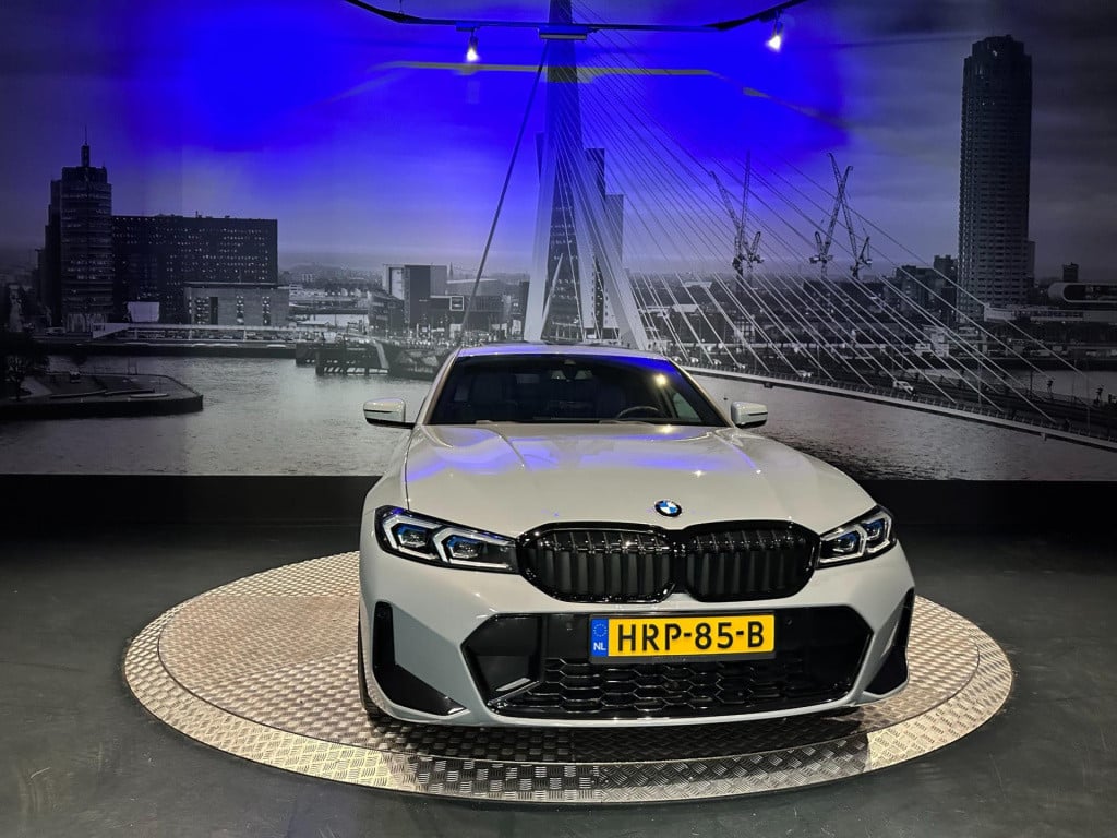 BMW 3-serie 318i m sport edition *schuifdak*shadow line*camera*laser*
