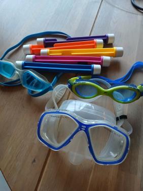 Zwembrillen en duikstokjes