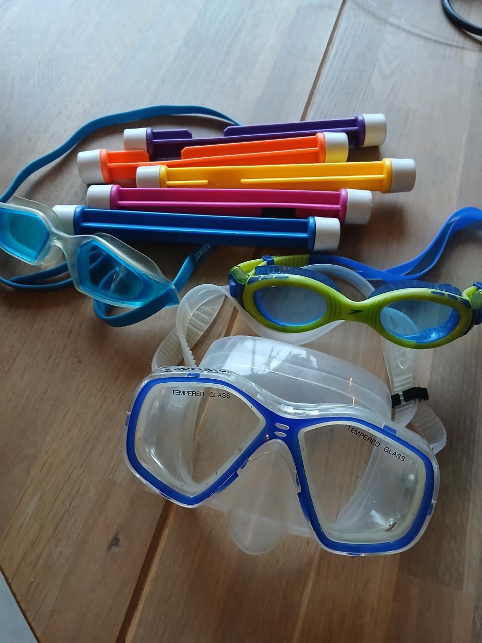 Zwembrillen en duikstokjes