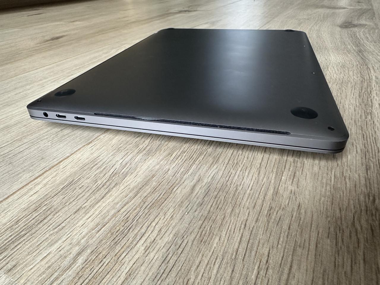 13 inch MacBook Pro uit 2020 met 32gb RAM en 2 TB SSD
