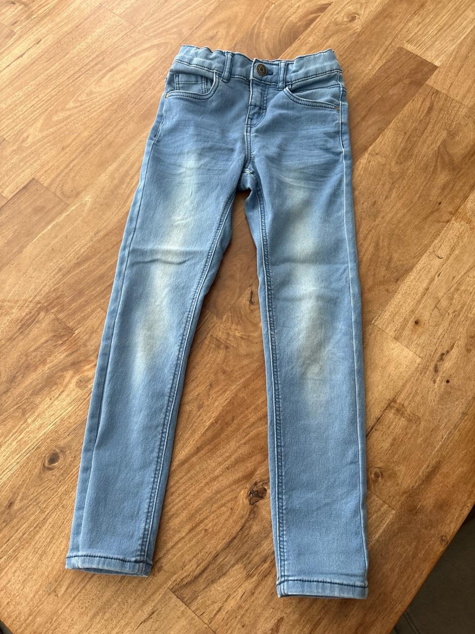 Spijkerbroek maat 122.