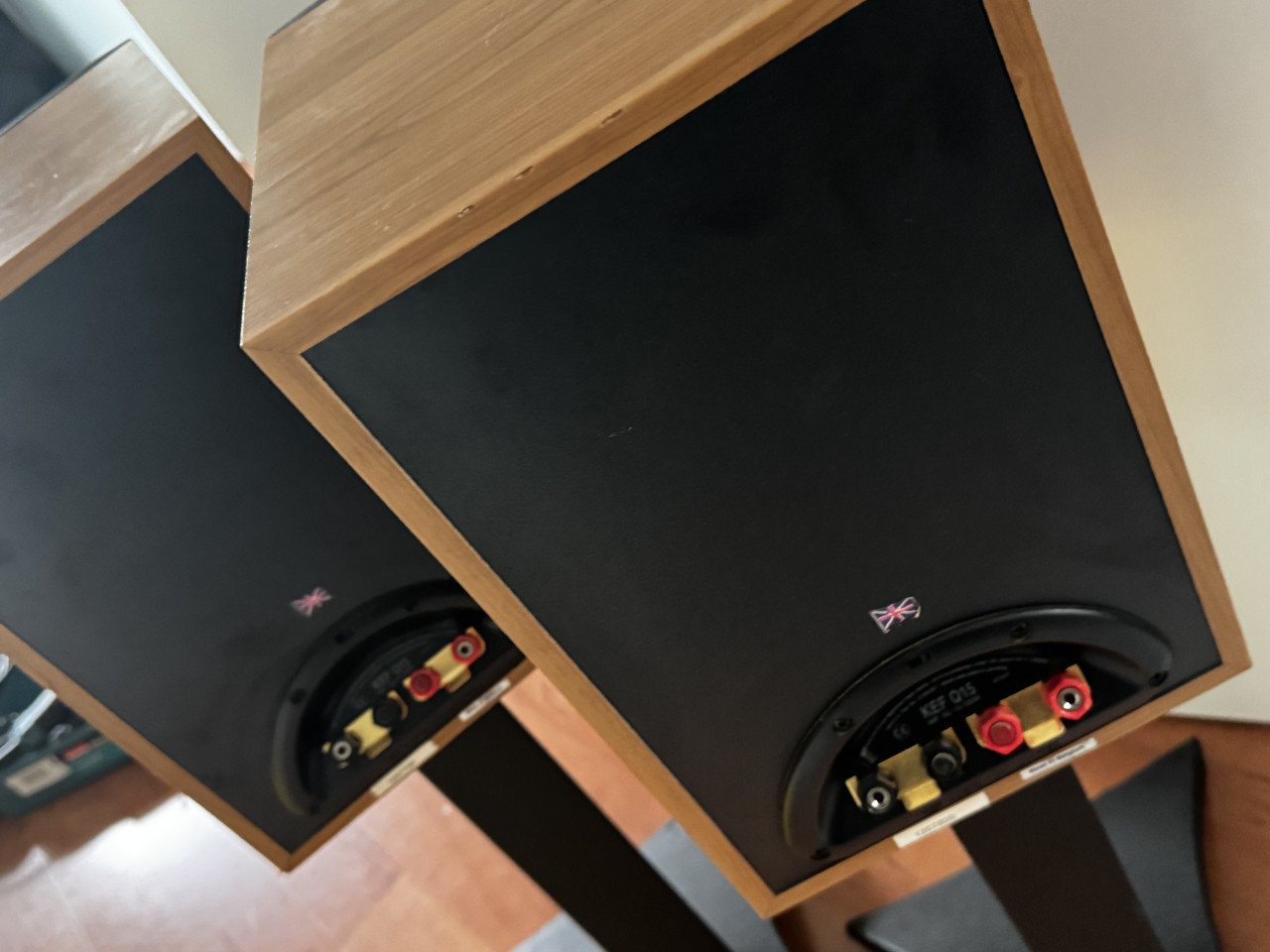 KEF Q15 hifiluidsprekers met vogel standaards