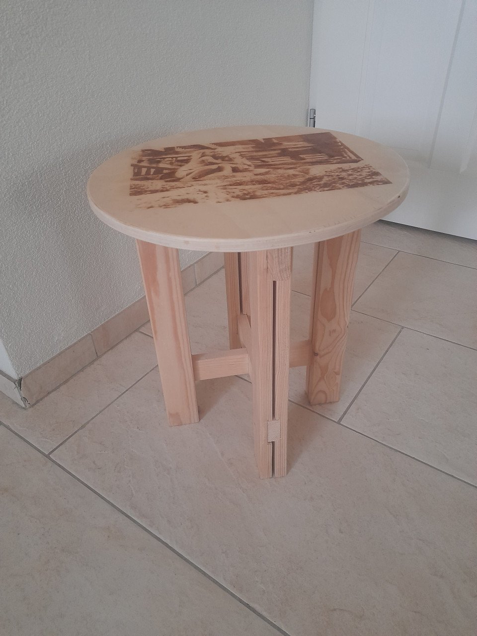 Leuk kindertafeltjes 40 doorsnede en 45H (in goede nette staat )