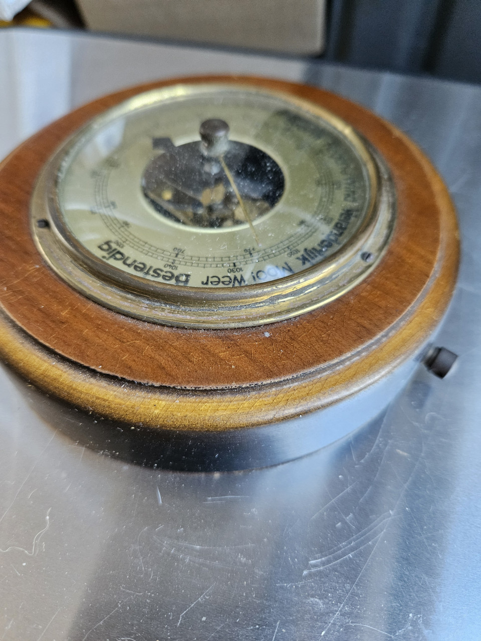 Mooie antiek rond barometer van notenhout in werkende staat