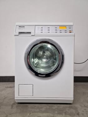 Miele wasmachine 7 kg. 1600 toren en Miele condensdroger 6 kg.