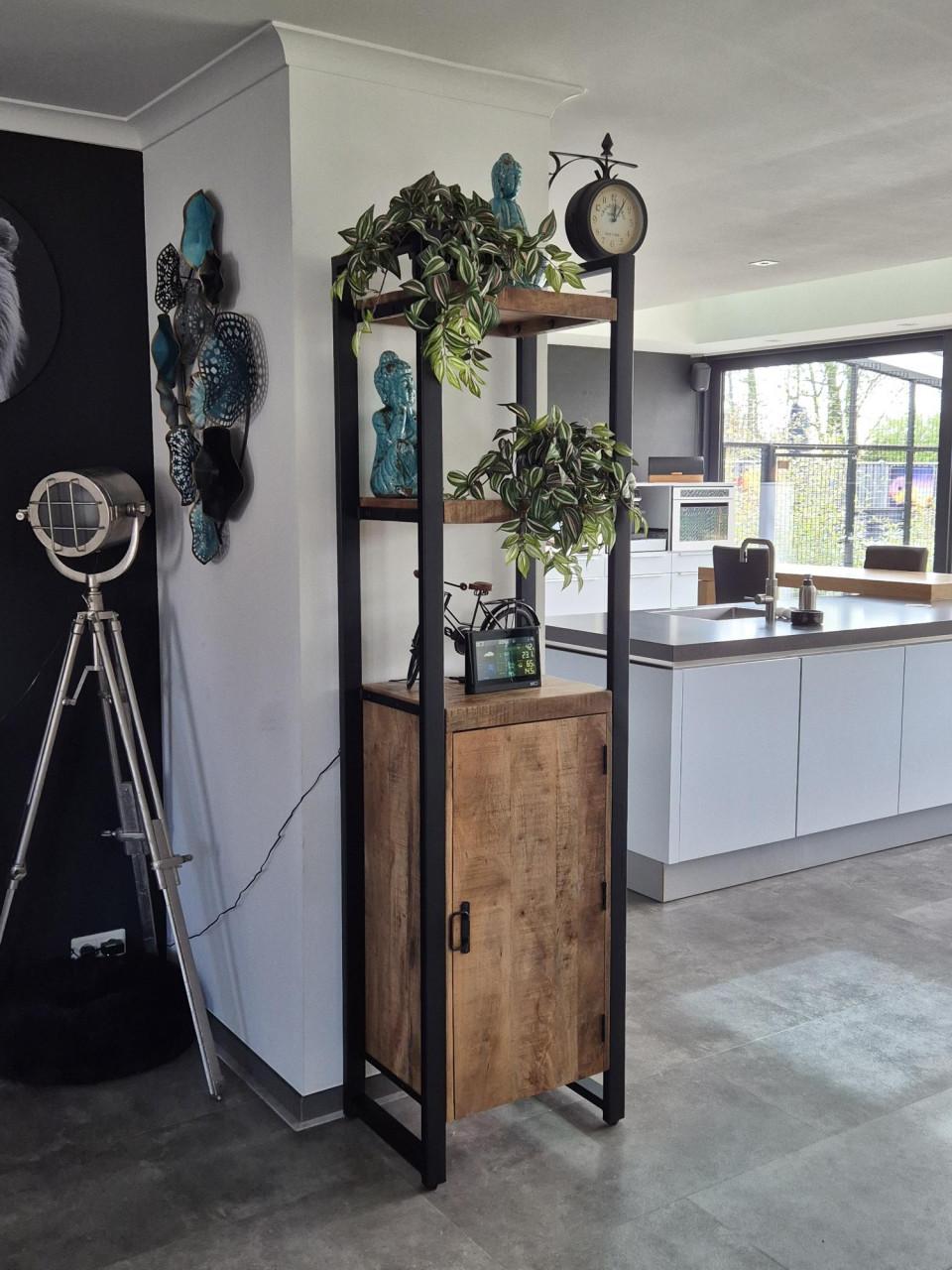 Dressoirs + boekenkast + salontafel + spiegel