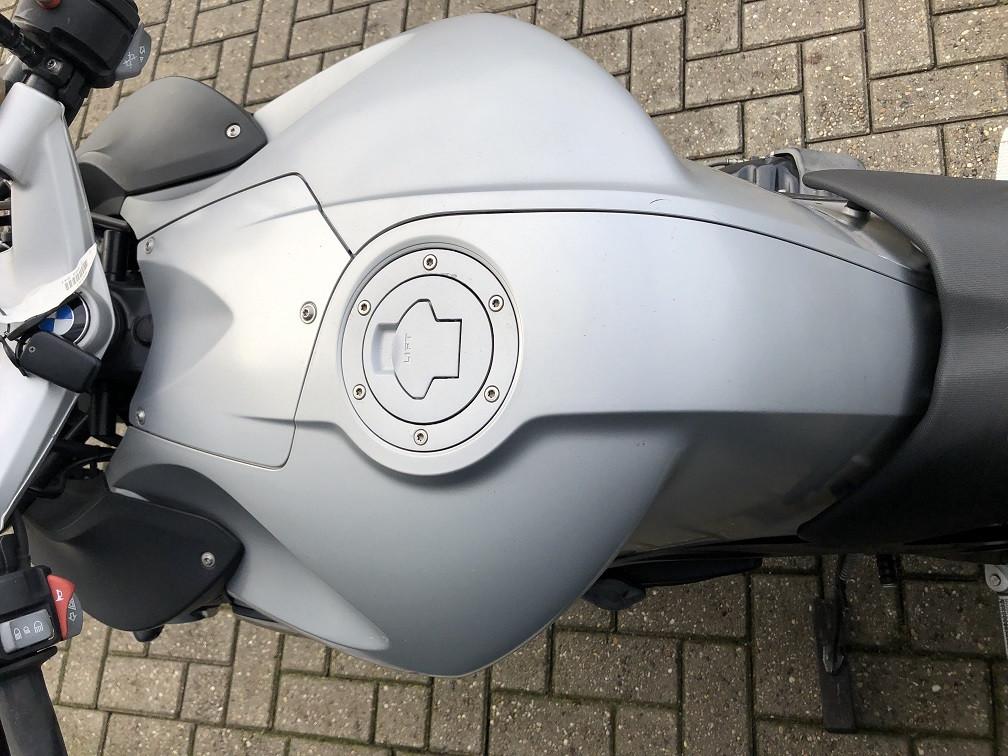 BMW K1200R uit 2006 met 44 dkm, sportdemper, kofferset, rijklaar €3795,-