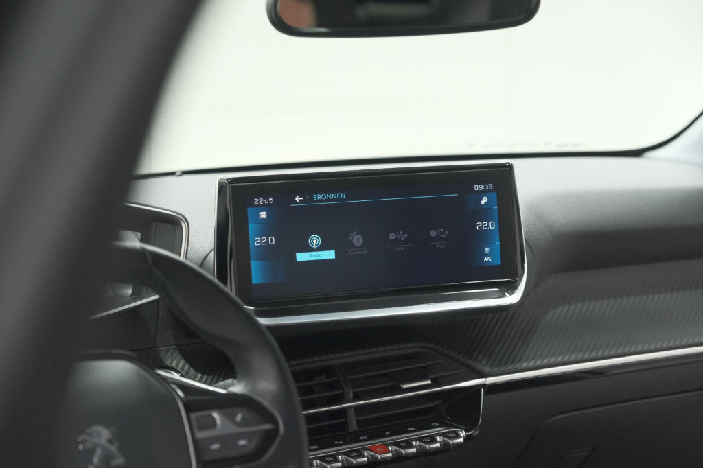 Peugeot 208 puretech 100 allure | camera | navigatie | apple carplay | park