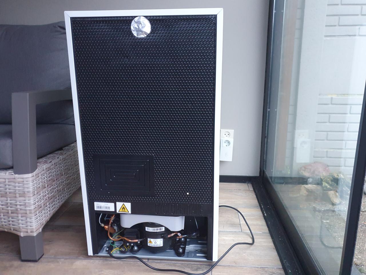 Bijna nieuwe kleine koelkast met deukje