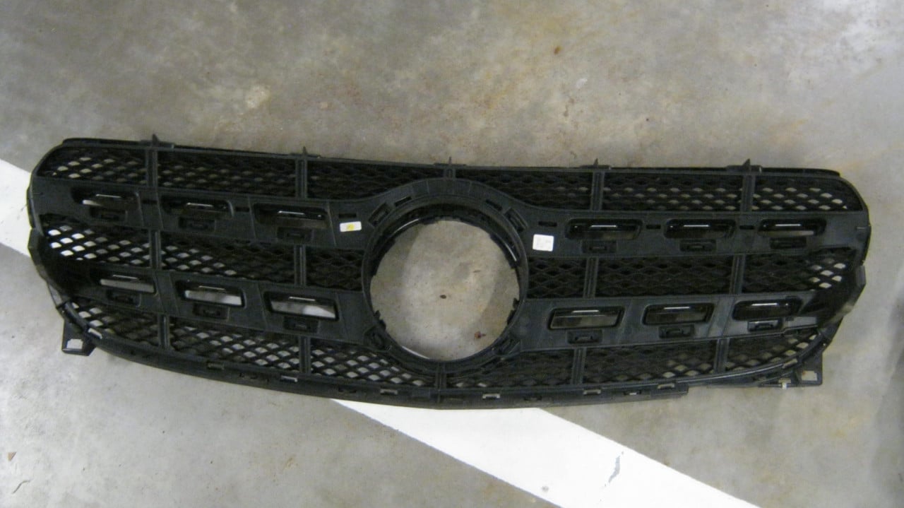 Te koop mercedes gril 2 x voor gla en slk mogen allebij weg voor 50 euro