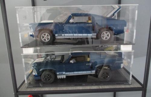 2x Ford Mustang  500GT    in mooie vitrine   (technic lego)