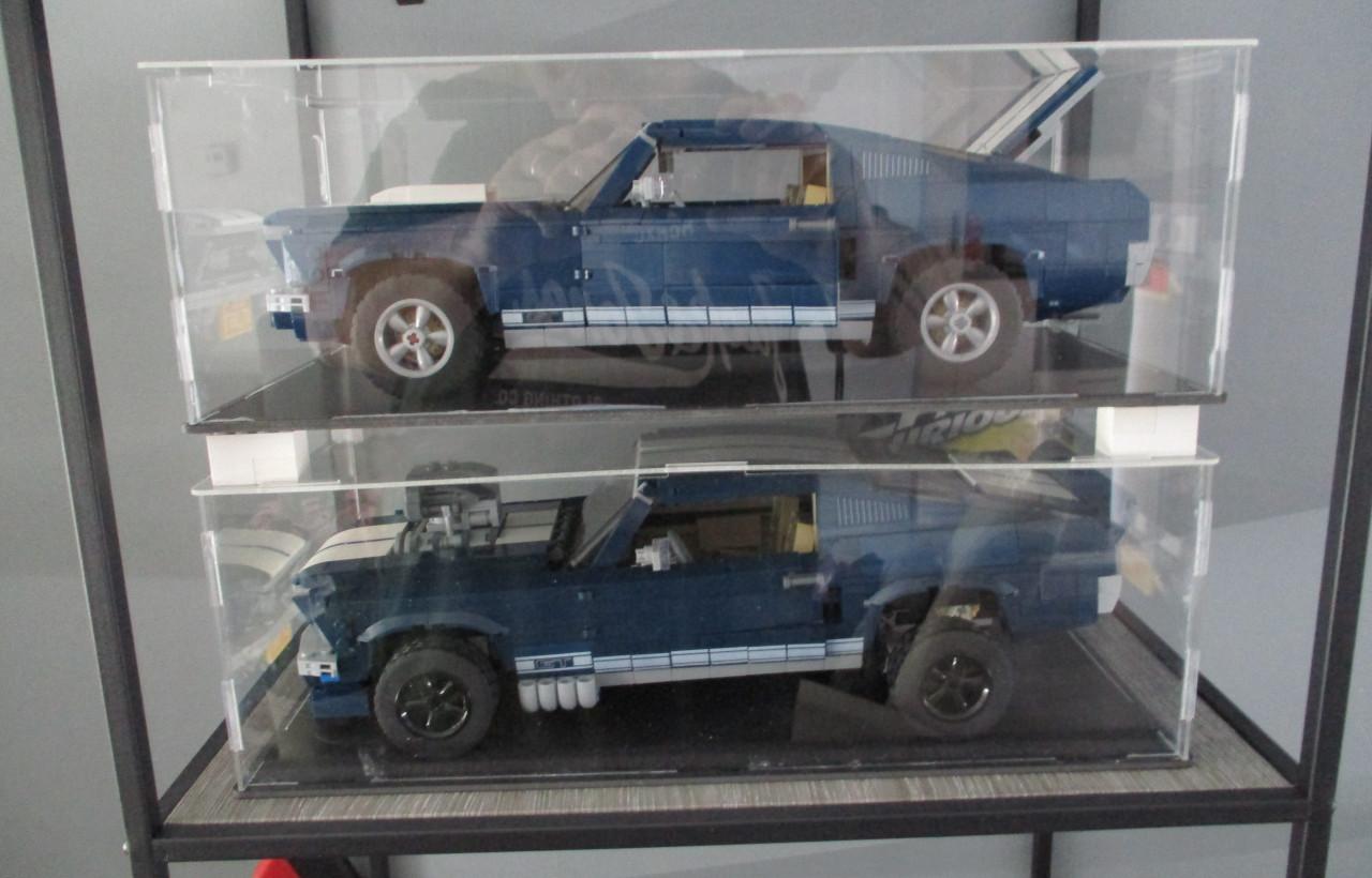 2x Ford Mustang  500GT    in mooie vitrine   (technic lego)