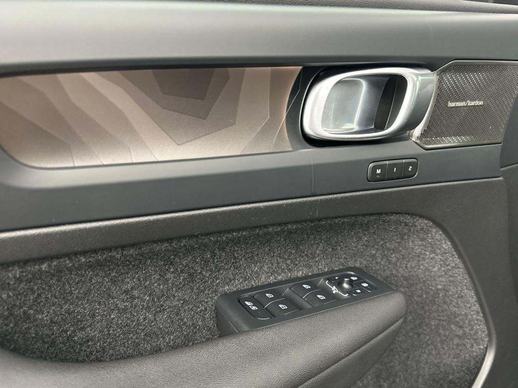 Volvo XC40 t5 262pk recharge ultimate dark| pano| adap.cruise| camera| trek