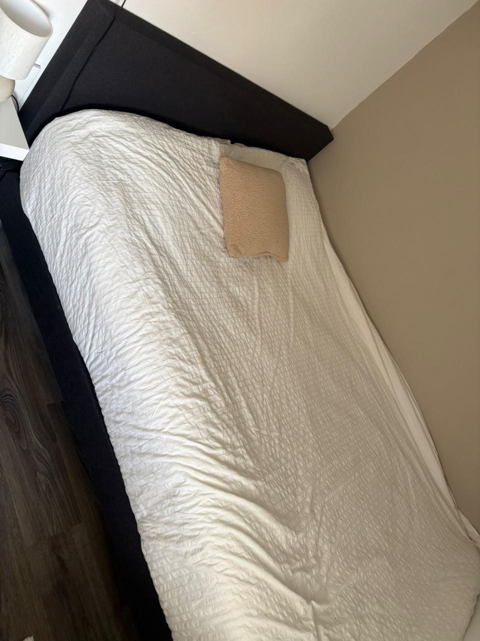 Antraciet logeerbed als nieuw 140 x 210 boxspring zgan