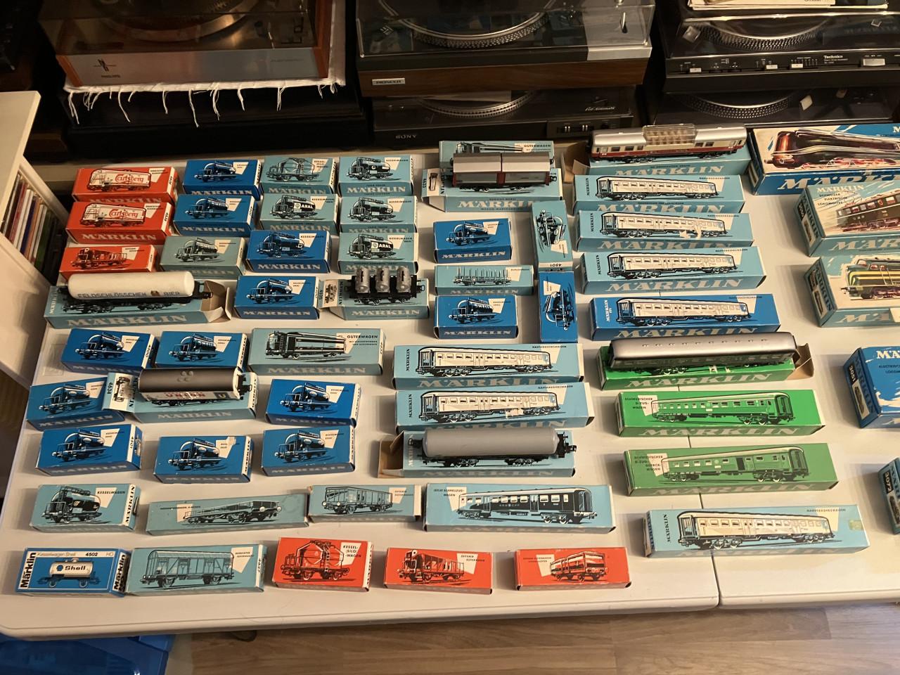 Märklin 60x ongeveer wagons koelwagens bierwagens passagierswagons etc