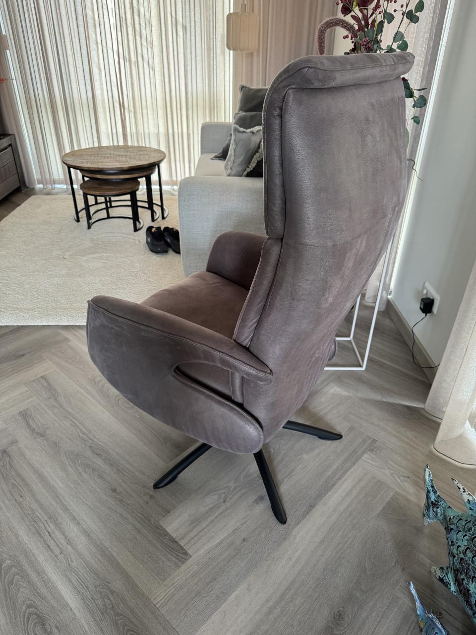 2 verstelbare relaxstoelen
