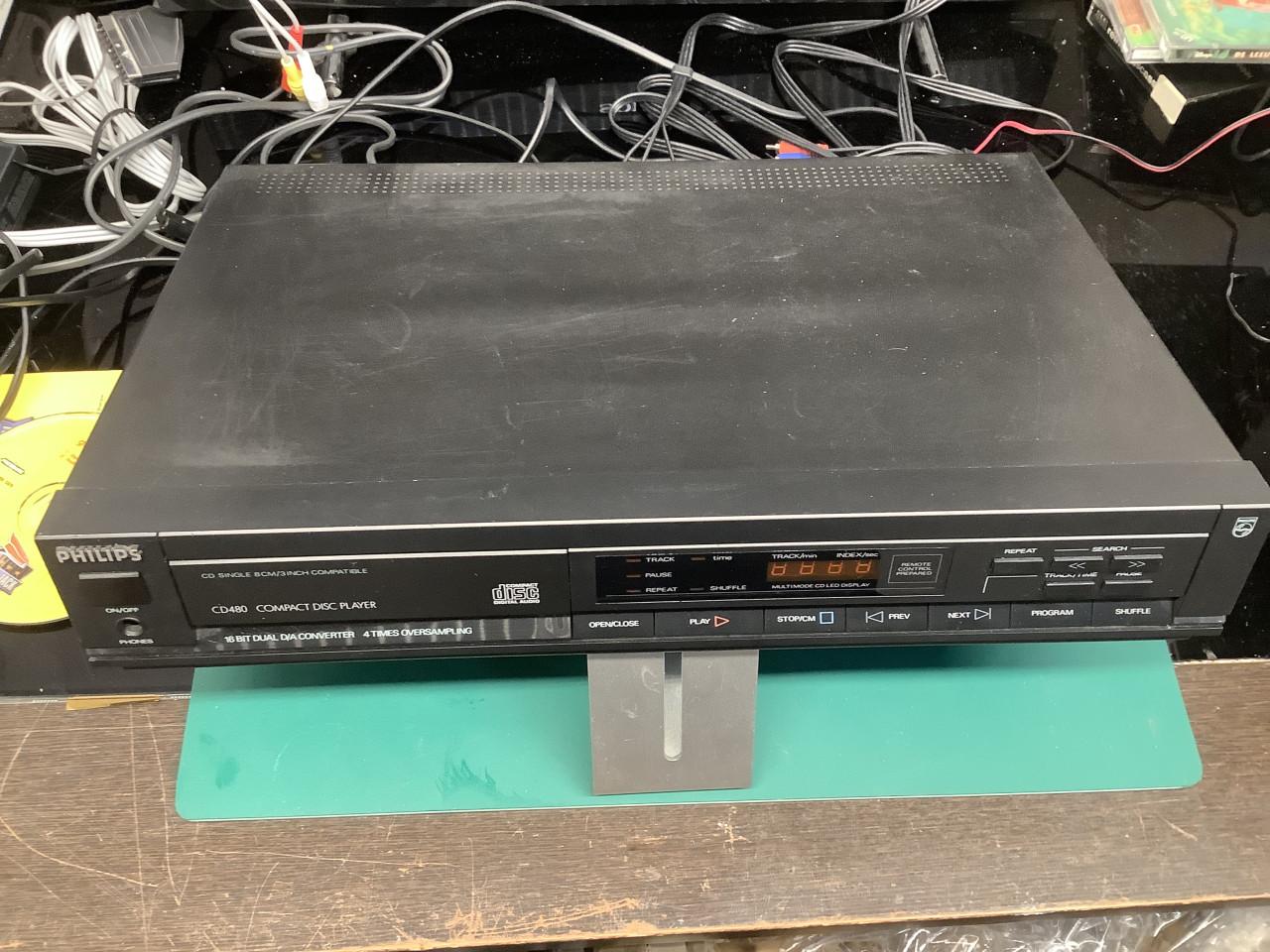 Philips cd speler type CD480/00R + stapel muziek cd’s Met voeding en tulp