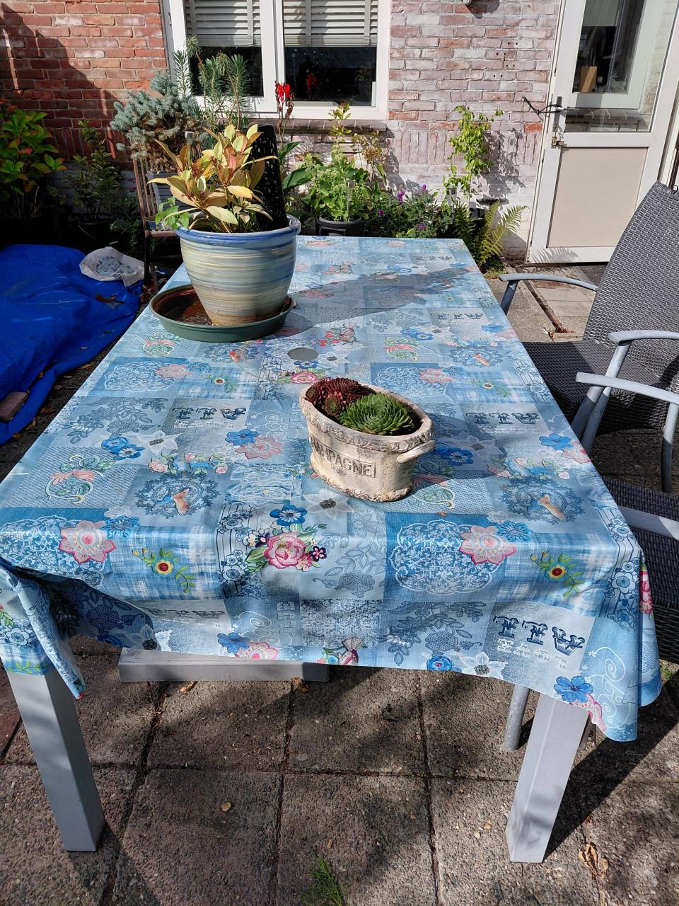 4 tuinstoelen en tuintafel