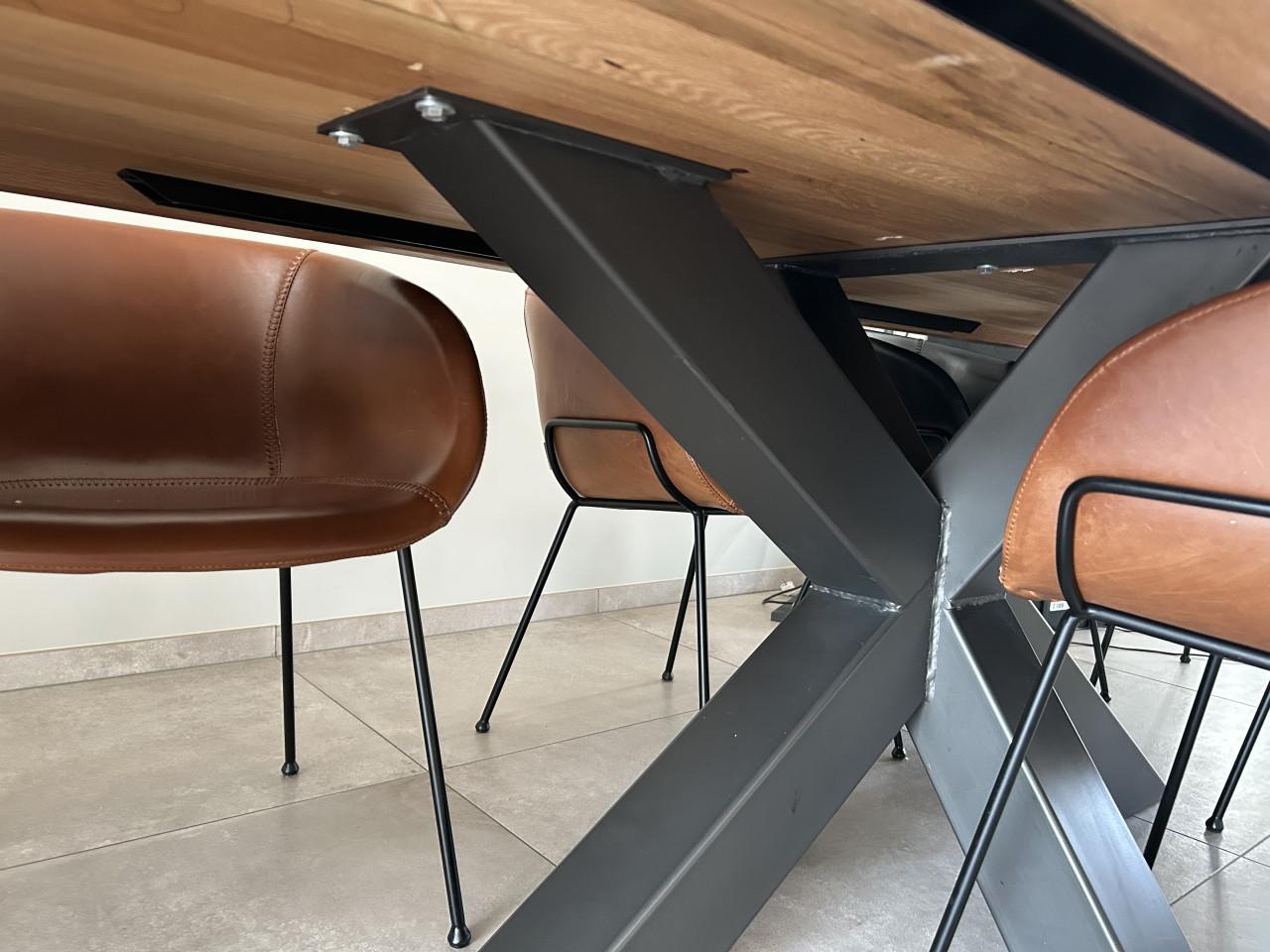 Mooie eetkamertafel en design leren stoelen
