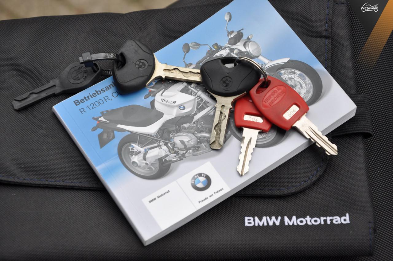 BMW R1200R 2012 met 33200 kilometers!
