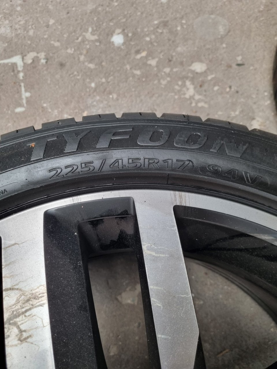 4 Volkswagen velgen met banden 225/45 R17 94V
