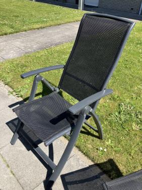 Te koop i.z.g.staat 3 inklapbare en verstelbare metalen stoelen