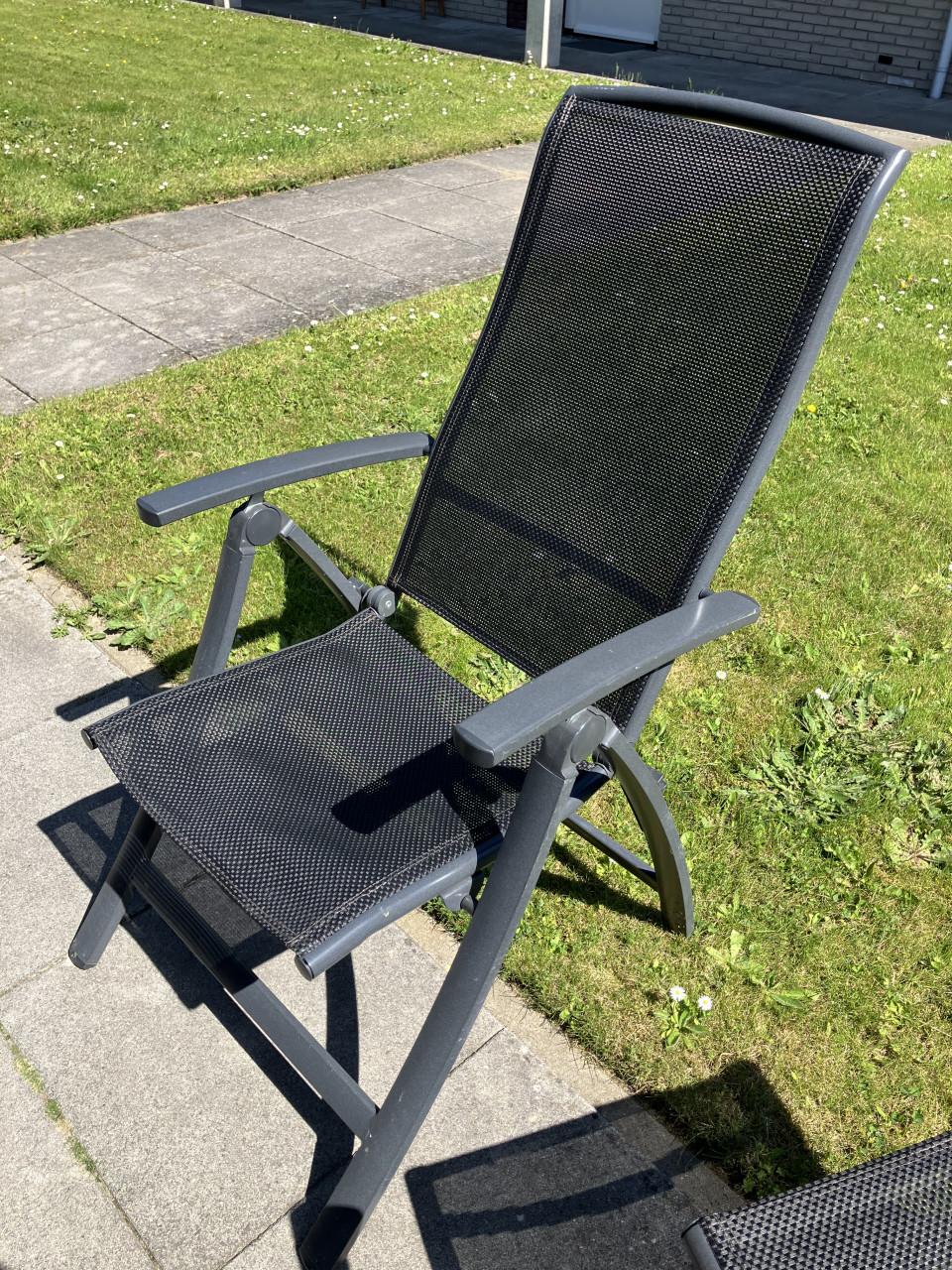 Te koop i.z.g.staat 3 inklapbare en verstelbare metalen stoelen