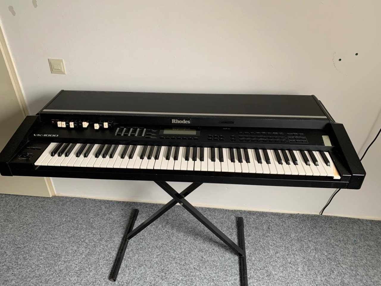 2  synthesizers ( roland rs 50 en Roland Rhodes VK-1000 ) met standaard