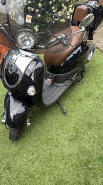 Grande retro scooter