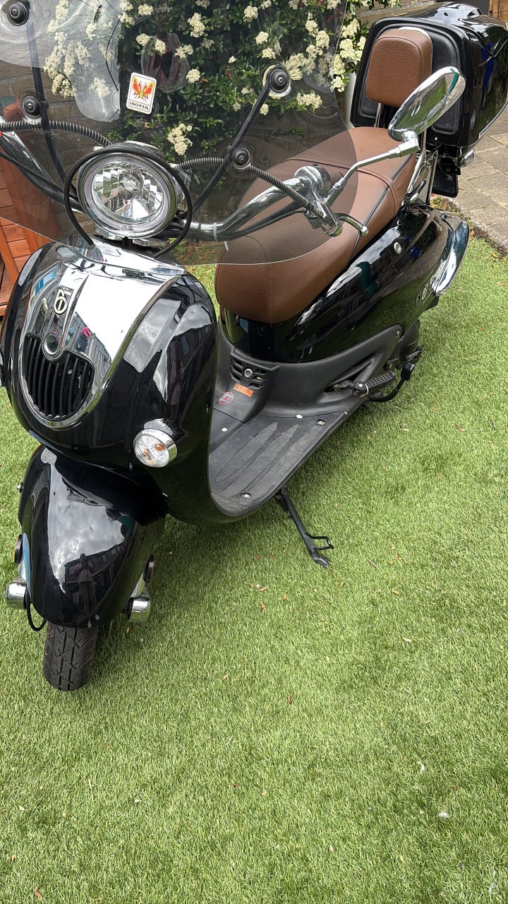 Grande retro scooter