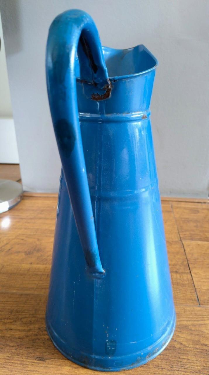 Emaille blauwe waterkan