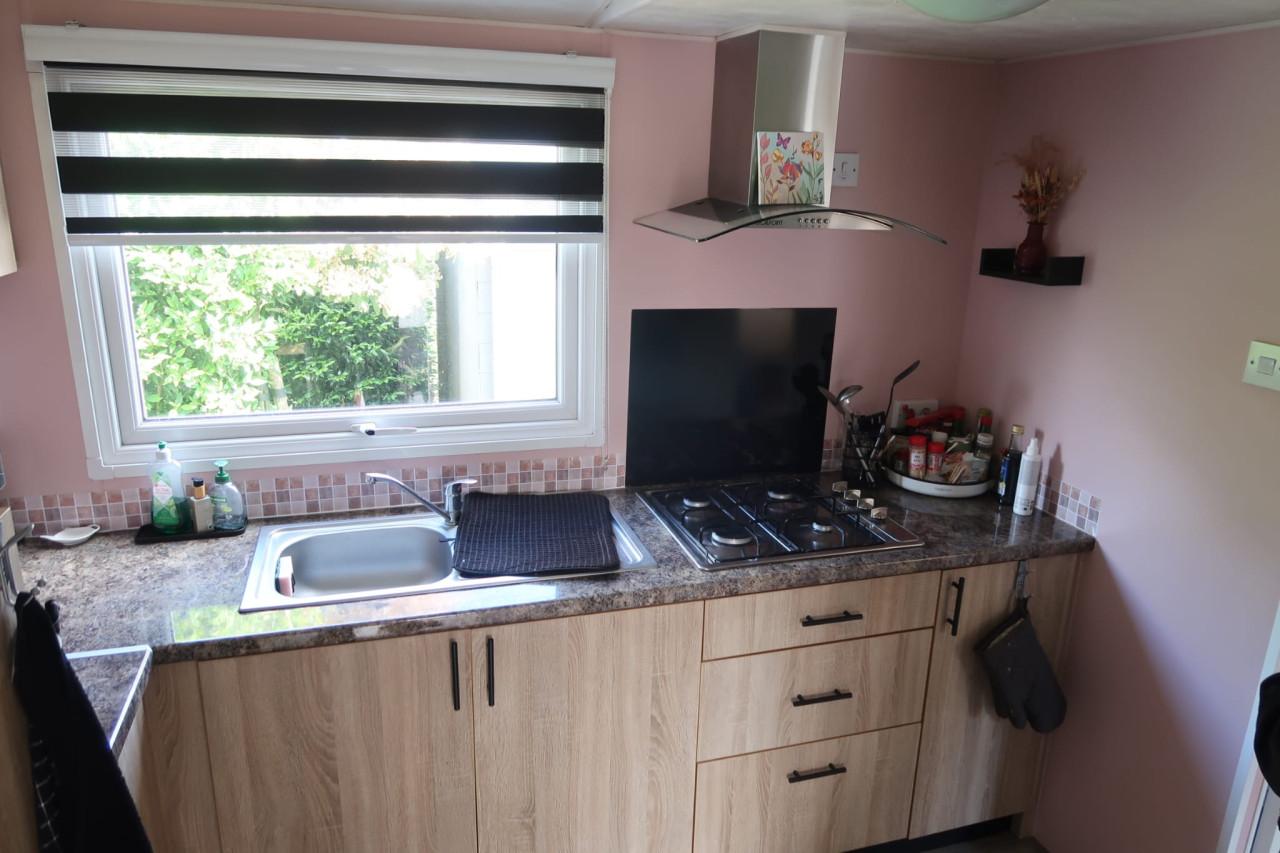 Chalet met serre te koop op ruime kavel Camping klein paradijs in Chaam