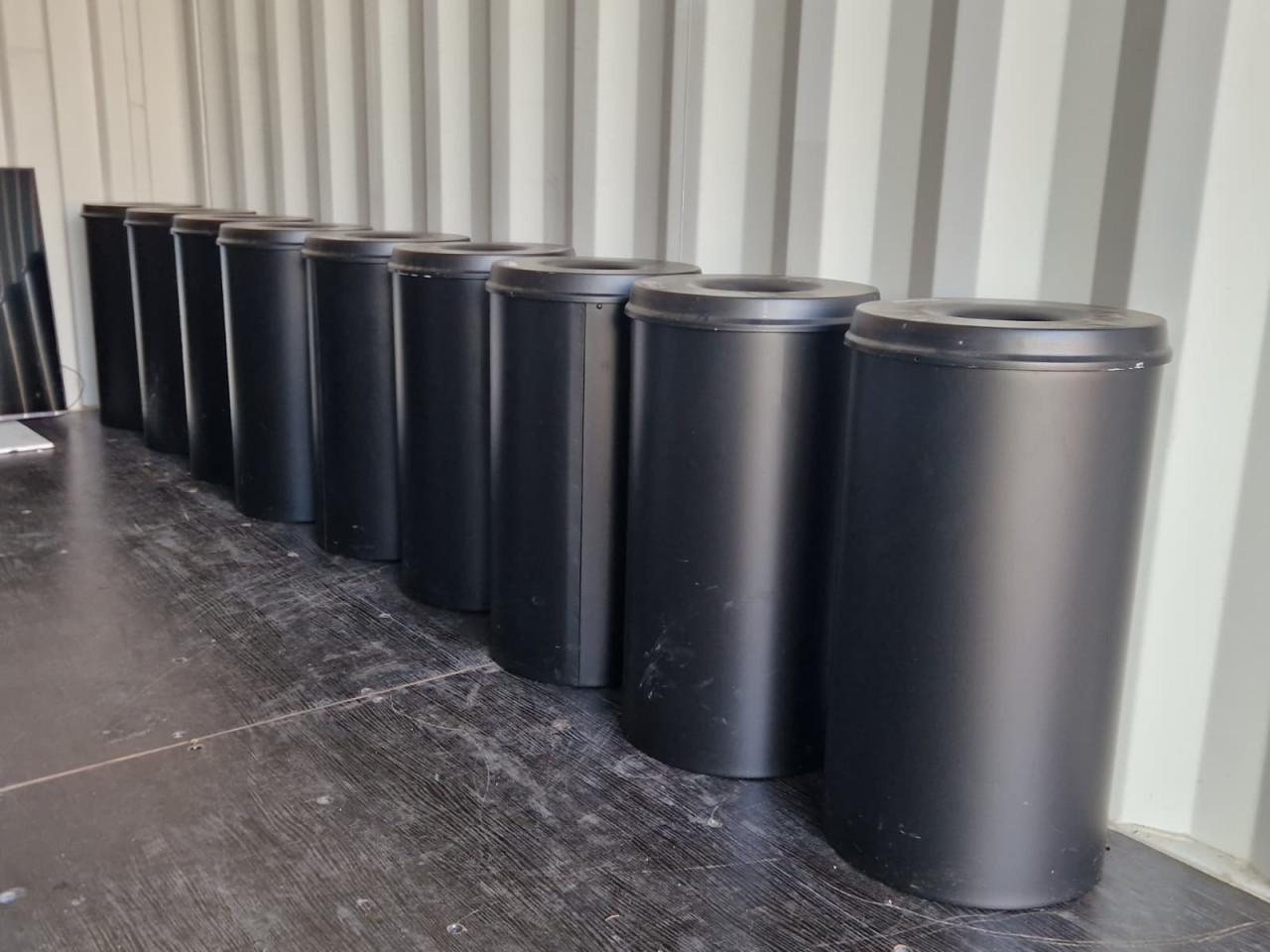 Zwarte vlamvertragende prullenbakken – 9 stuks – 51 liter