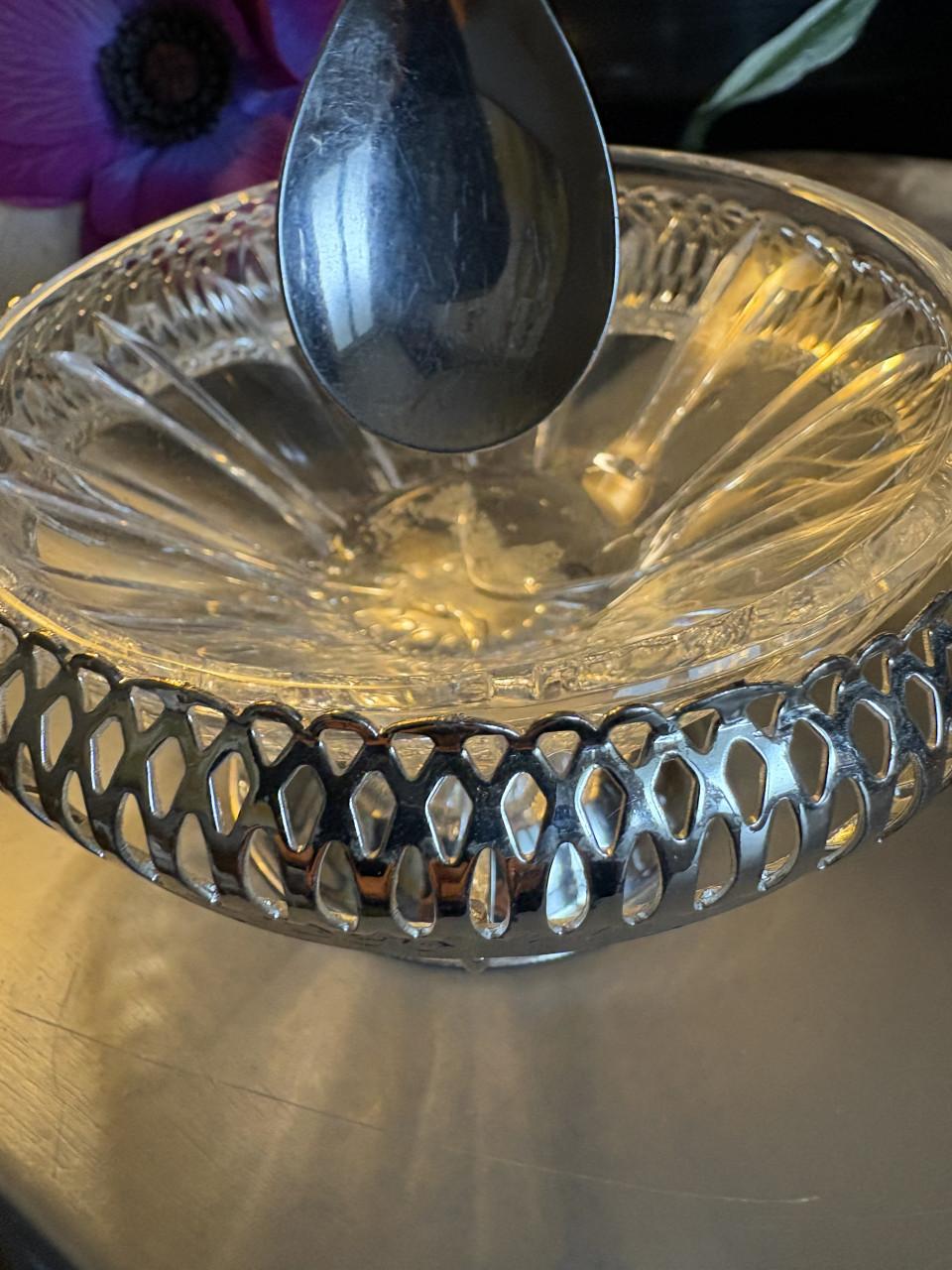 Verzilverd schaaltje met glazen binnenpot