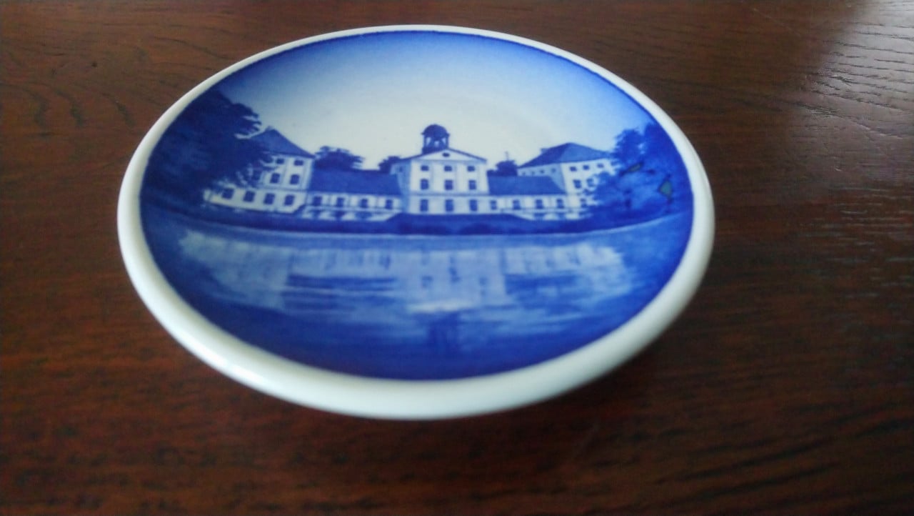 Royal Copenhagen miniatuur wandbord Graasten Slot Denemarken, dia 8,2 cm