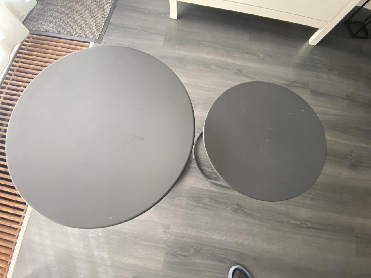 2 zwarte metalen salon tafeltjes