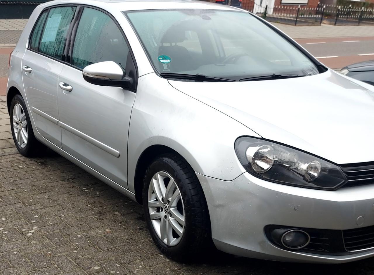 Golf 1.2 TSI  Automaat alcantara bekleding.  104 duizend Km. Gereserveerd .