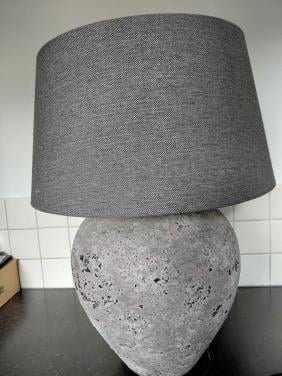 Robuste betonnen schemerlamp