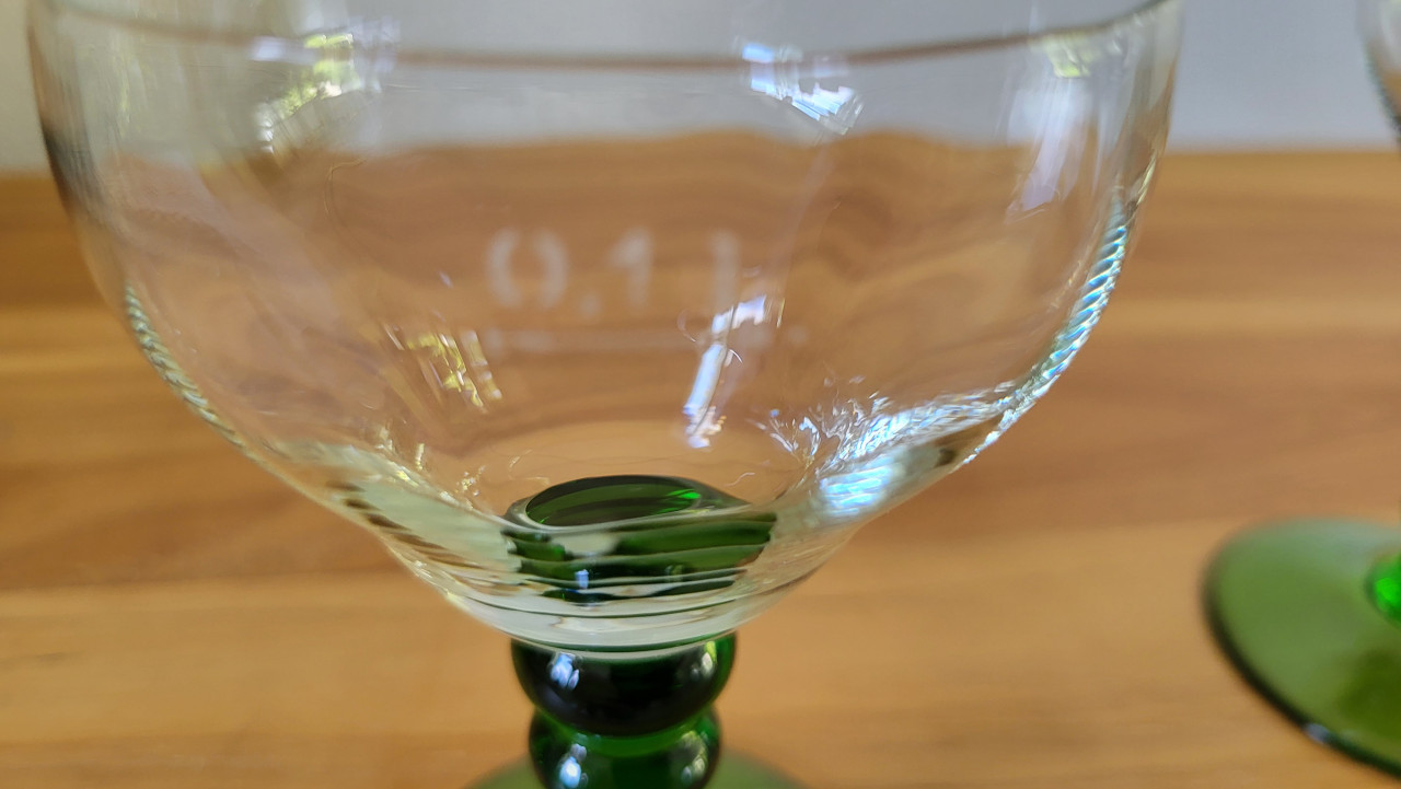 Set van 2 kleine vintage wijnglazen met groene voet