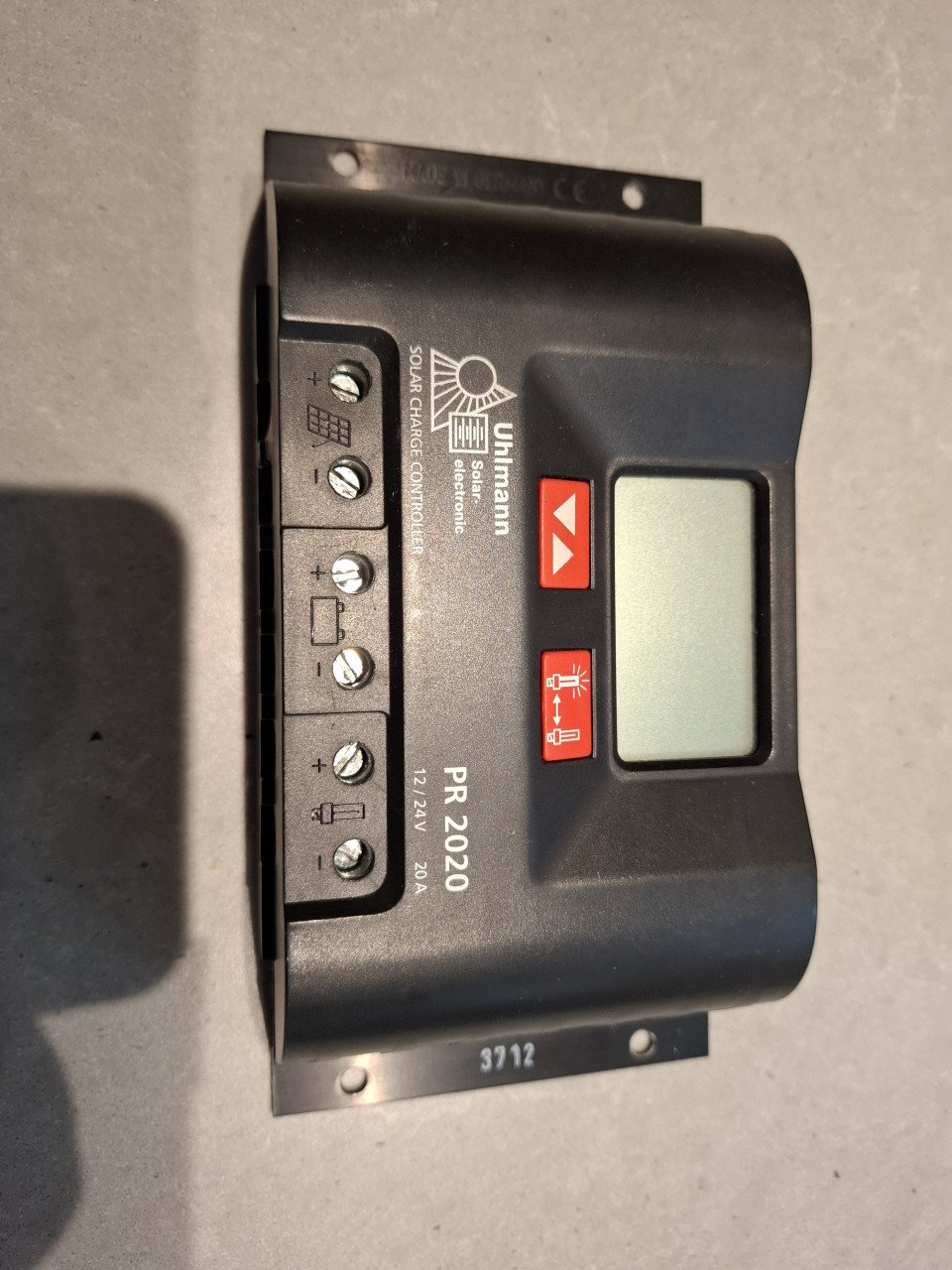 2 zonnepanelen met regelaar om accu,s te laden