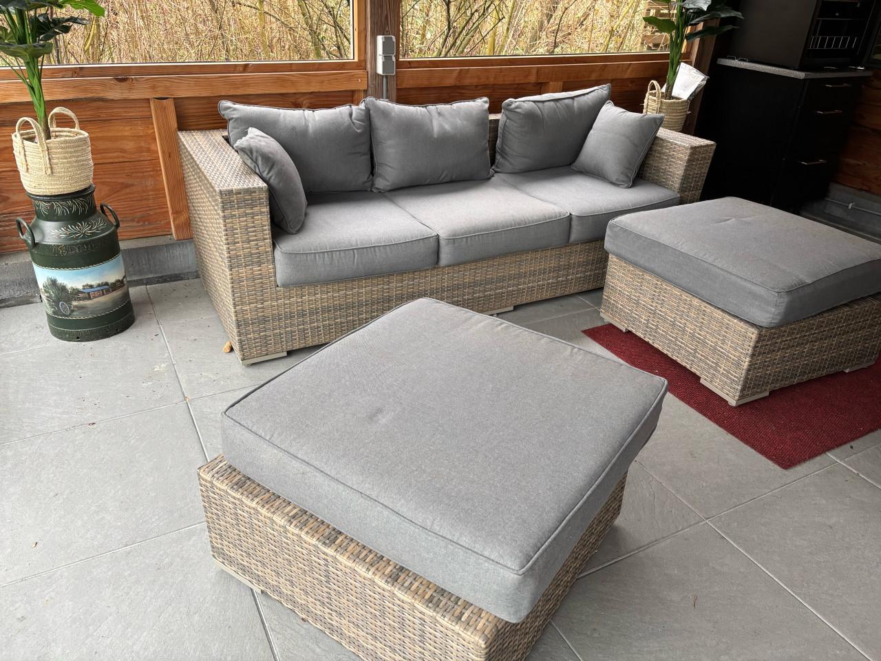 Lounge set en 2 hockers