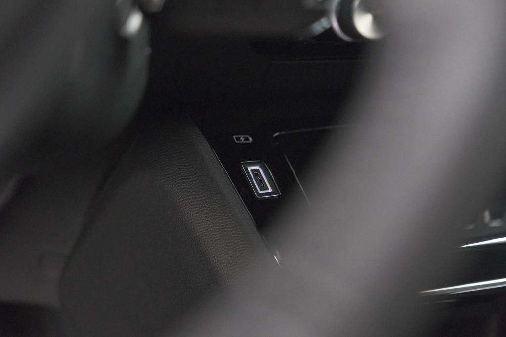 Peugeot 2008 1.2 hybrid 145 allure | apple carplay | climate control | park