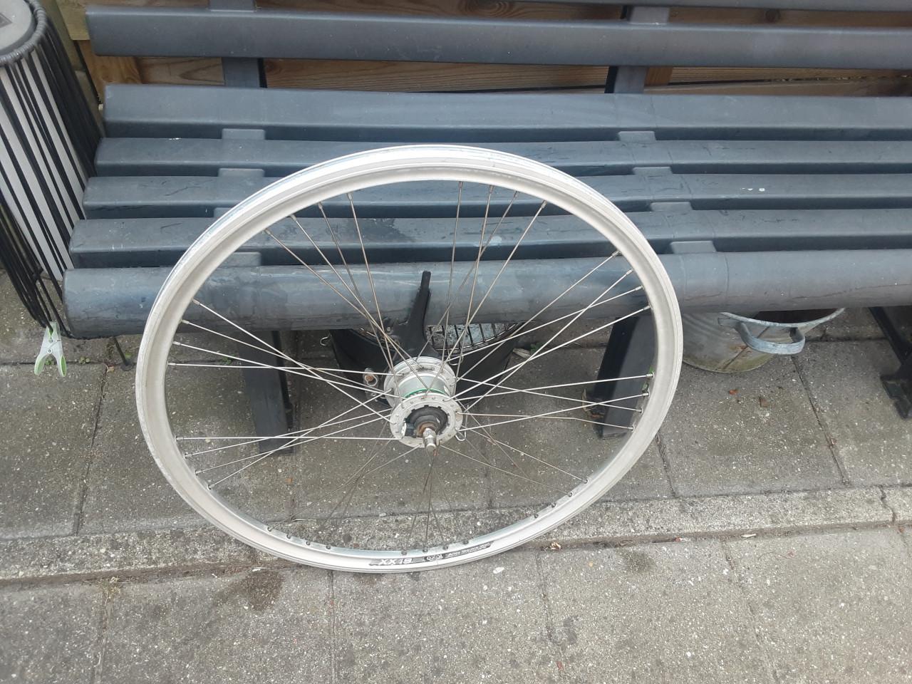 9 x 4 spaak patroon 28 inch shimano, voorwiel, naafdynamo, rollerbrake